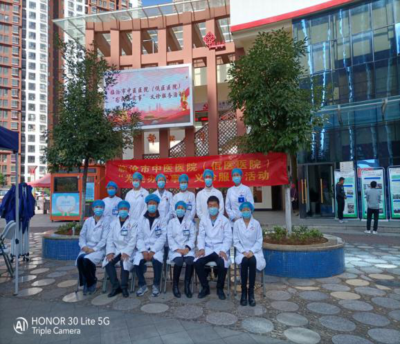臨滄市中醫(yī)醫(yī)院深入社區(qū)開展“我為群眾辦實事、民族團結(jié)緊相擁”