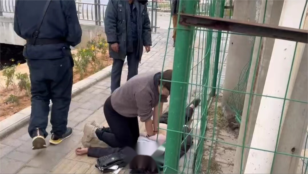 跪地救人的護士和點贊的網(wǎng)友，都在給臨滄加溫